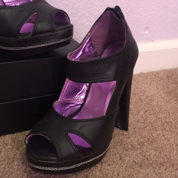 Heels - Picture 2 of 3